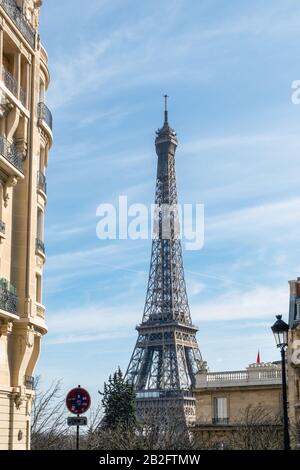 Vue sur la Tour Eiffel depuis l'Avenue de Camoe - Paris, France Banque D'Images