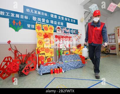 Cixi, Province Chinoise De Zhejiang. 3 mars 2020. Un volontaire désinfecte un bâtiment à une école maternelle à Cixi, dans la province du Zhejiang en Chine orientale, le 3 mars 2020. Des bénévoles sont venus à des maternelles, à des écoles élémentaires et à des écoles secondaires pour aider la faculté à installer du matériel de désinfection, à désinfecter les salles de classe et à coller des affiches sur la connaissance de la prévention et du contrôle de l'épidémie. Crédit: Xu Yu/Xinhua/Alay Live News Banque D'Images