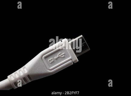 Fiche mâle micro USB type B avec logo. Connecteur mâle isolé sur noir. Banque D'Images