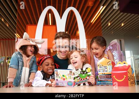 Tom Fletcher, auteur et musicien pour enfants, lit à (de gauche à droite) Pearl Prasad, Zane-Ellis Yeboah, Maisie Patey et Alexandra Ancharaz, âgée de cinq ans, comme il est dévoilé comme l'ambassadeur des lecteurs heureux de McDonald's pour célébrer la Journée mondiale du livre à Londres. Photo PA. Date de publication : le mardi 3 mars 2020. Depuis le début du mois de février, la boîte Happy Meal au Royaume-Uni et en Irlande a inclus un jeton de livre gratuit de la Journée mondiale du livre, donnant à des millions de familles l'accès à l'un des 12 livres gratuits de libraires à travers le pays par le biais du programme Happy Readers. Photo cre Banque D'Images