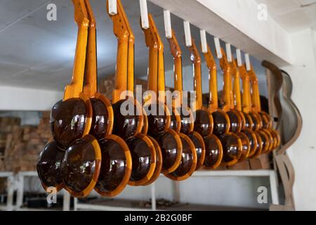 Guitares artisanales à vendre dans une usine de guitare à Lapu lapu,Mactan,Cebu,Philippines Banque D'Images