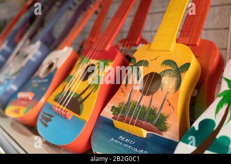 Guitares Ukelele faites à la main en vente dans une usine de guitare à Lapu lapu,Mactan,Cebu,Philippines Banque D'Images