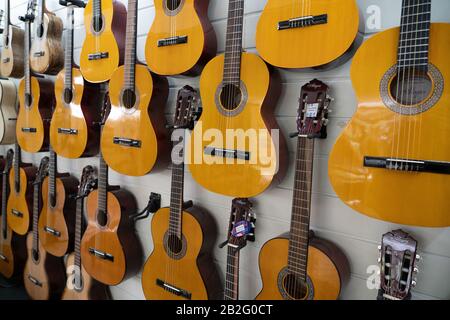 Guitares artisanales à vendre dans une usine de guitare à Lapu lapu,Mactan,Cebu,Philippines Banque D'Images