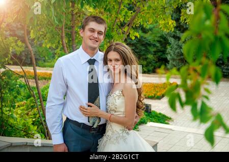 Jour De Mariage. Un Couple heureux dans le parc. Gros plan Portrait. Banque D'Images