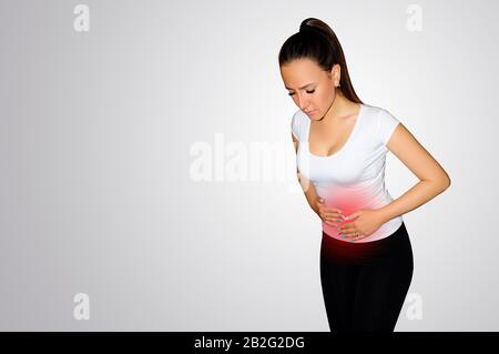 Douleurs abdominales. Une jeune femme souffre de douleur dans l'abdomen. Le problème de la digestion. Le problème de la santé des femmes, le concept de la menstruation Banque D'Images