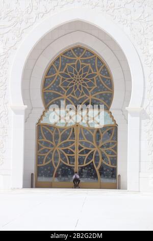 garde de sécurité à la grande mosquée portant un masque facial pour protéger contre le covid-19 Banque D'Images