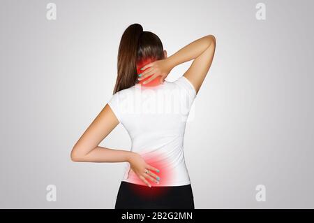 Douleur dans le cou et le dos. Une jeune femme souffre de douleur dans le cou et le dos. Ostéoporose colonne vertébrale. Scoliose. Le lieu de douleur indiqué par un rouge Banque D'Images