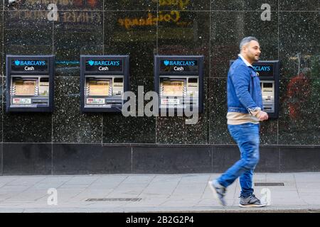 Vue sur les distributeurs automatiques Barclays Bank dans le centre de Londres. Banque D'Images