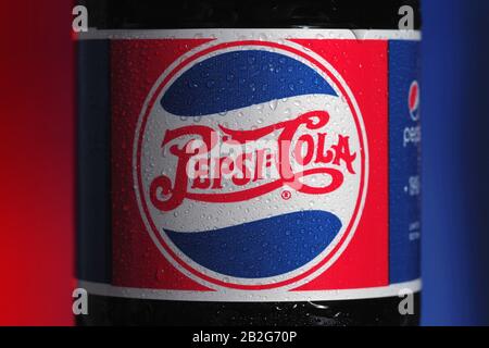 Koszalin, Pologne - 3 mars 2020: Fermeture de la bouteille de verre Pepsi. Pepsi est une boisson gazeuse populaire fabriquée par PepsiCo Banque D'Images