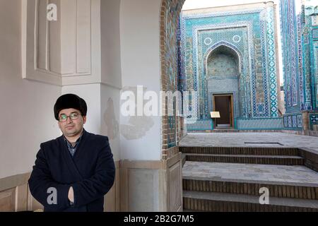 Homme portant un chapeau de fourrure traditionnel à Shah-i-Zinda ou Shohizinda (le Roi vivant), nécropole à Samarkand, Ouzbékistan Banque D'Images
