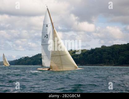 Classic International 6 mètres yacht 'Noreg III' de course au large de Cowes, Solent, dans la régate de mètre, célébrant 100 ans de la règle, en 2007. Banque D'Images