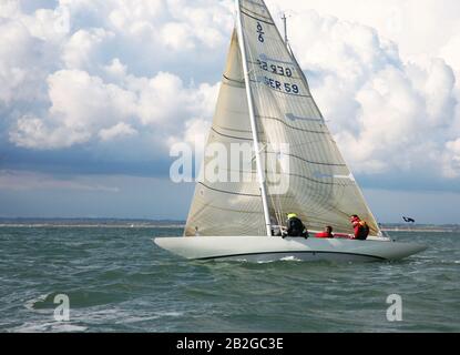 Classic International Yacht de 6 mètres GER 59 'Aida', conçu et construit par Bjarne Aas à Fredrikstad, Norvège en 1936, course au large de Cowes, Solent, 2007 Banque D'Images