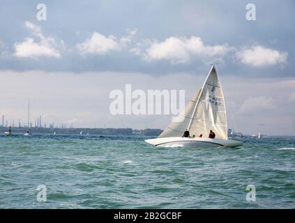 Classic International Yacht de 6 mètres GER 59 'Aida', conçu et construit par Bjarne Aas à Fredrikstad, Norvège en 1936, course au large de Cowes, Solent, 2007 Banque D'Images