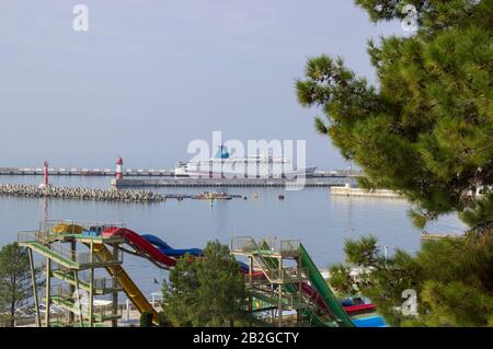 Russie, Sotchi, octobre 2019: Station marine, complexe du Port dans le quartier central. Banque D'Images