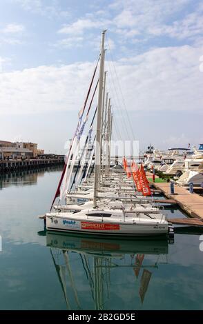 Russie, Sotchi, octobre 2019: Les yachts de luxe sont amarrés dans le port maritime. Banque D'Images