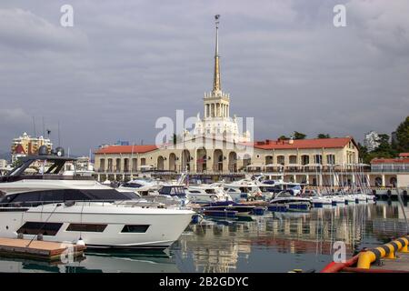 Russie, Sotchi, octobre 2019: Station marine, complexe du Port dans le quartier central. Banque D'Images