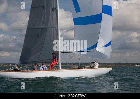 Classic International Yacht 6 mètres 'Victoria' (ex-una IV), conçu par Johan Anker, construit en 1933, en course hors Cowes, Solent, dans la régate du mètre, 2007 Banque D'Images