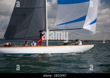 Classic International Yacht 6 mètres 'Victoria' (ex-una IV), conçu par Johan Anker, construit en 1933, en course hors Cowes, Solent, dans la régate du mètre, 2007 Banque D'Images