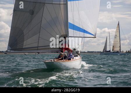 Classic International Yacht 6 mètres 'Victoria' (ex-una IV), conçu par Johan Anker, construit en 1933, en course hors Cowes, Solent, dans la régate du mètre, 2007 Banque D'Images