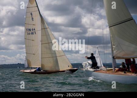 Classic International Yacht 6 mètres fin 44 'Toy', conçu par Gosta Kyntzell et construit en 1938 en Finlande, se préparant à la course dans le Solent, 2007 Banque D'Images