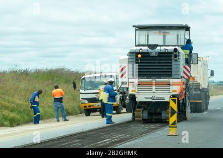 Des hommes africains qui travaillent à la réfection et à la réfection d'une route nationale pendant les travaux routiers dans la province de Gauteng, en Afrique du Sud Banque D'Images