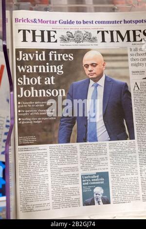 Chancelier de l'Échiquier Sajid 'Javid feux avertissement tourné à Johnson' Le Times journal en tête page le 14 février 2020 iLondon Angleterre Royaume-Uni Banque D'Images