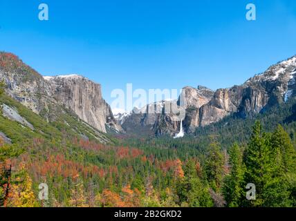 Magnifique ciel bleu au-dessus de la montagne El Capitan Yosemite Valley une vallée glaciaire au parc national de Yosemite, Sierra Nevada Mountains, Californie, États-Unis Banque D'Images