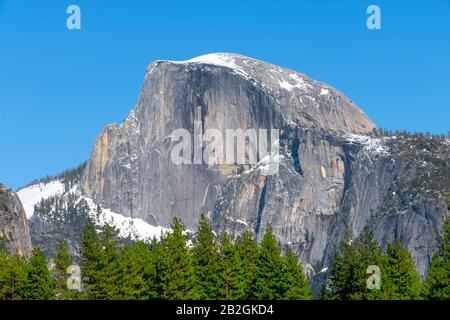 Magnifique ciel bleu au-dessus De La Demi-montagne du Dome Yosemite Valley une vallée glaciaire au parc national de Yosemite, Sierra Nevada Mountains, Californie, États-Unis Banque D'Images