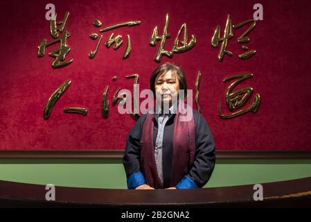 Londres, Royaume-Uni. 3 Mars 2020. CAO Fei pose avec son installation 'RMB City: A second Life City Planning', 2008. Aperçu de "Blueprints" par Cao Fei, artiste et cinéaste chinois multimedia, basé à Beijing. L'exposition est la première exposition solo à grande échelle de l'artiste au Royaume-Uni, qui présente des œuvres de 2006-2020 y compris sa première oeuvre de réalité virtuelle. Le spectacle a lieu à la Serpentine Gallery du 4 mars au 17 mai 2020. Crédit: Stephen Chung / Alay Live News Banque D'Images