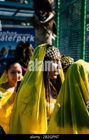 Paphos Chypre 01 mars 2020 vue des personnes non identifiées participant au carnaval de Paphos dans l'après-midi Banque D'Images