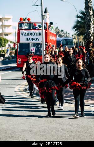 Paphos Chypre 01 mars 2020 vue des personnes non identifiées participant au carnaval de Paphos dans l'après-midi Banque D'Images