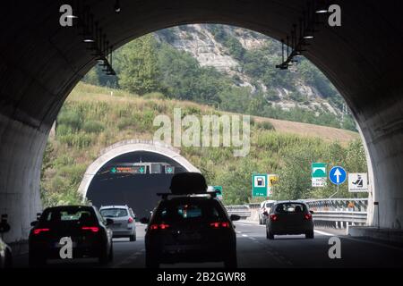 Autostrada A1 Milano-Napoli appelé Autostrada del Sole en Toscane, Italie. 24 Août 2019 © Wojciech Strozyk / Alay Stock Photo Banque D'Images