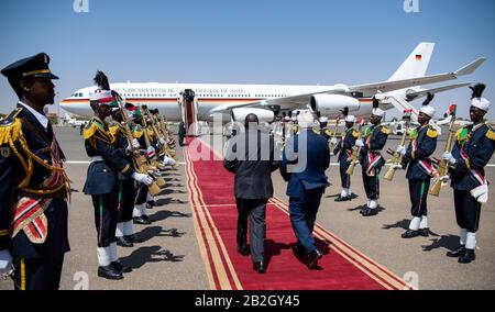 Khartum, Soudan. 28 février 2020. Le président fédéral Frank-Walter Steinmeier traverse une garde d'honneur à l'aéroport international de Khartoum pour rejoindre un avion de l'escadre de la mission aérienne spéciale de l'armée de l'air allemande pour retourner à Berlin. Après une visite d'État de trois jours au Kenya, le Président Steinmeier a passé deux jours au Soudan. Crédit: Bernd Von Jutrczenka/Dpa/Alay Live News Banque D'Images