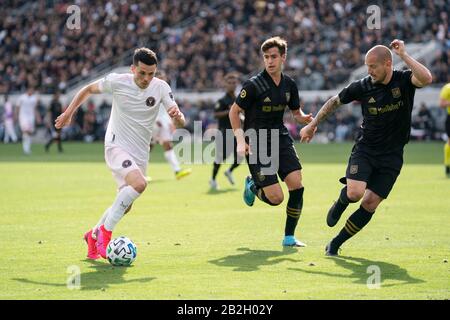 Le milieu de terrain de l'Inter Miami FC Lewis Morgan (7) prend le milieu de terrain de la LAFC Francisco Ginella (8) et le défenseur Jordan Harvey (2) lors d'un match de football de la MLS, dimanche 1er mars 2020, à Los Angeles, aux États-Unis. (Photo par IOS/ESPA-Images) Banque D'Images