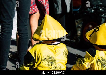 Paphos Chypre 01 mars 2020 vue des personnes non identifiées participant au carnaval de Paphos dans l'après-midi Banque D'Images