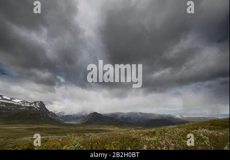 De lourds nuages se trouvent au-dessus des montagnes norvégiennes Banque D'Images