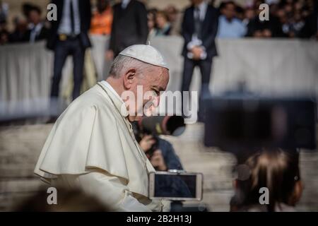 Siège du pape François à l'audience générale sur la place Saint Peters à Rome. Mercredi public général de Papa francis. Banque D'Images