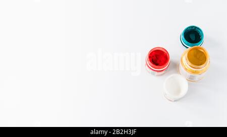 concept de créativité, pots de peinture sur un fond blanc avec espace libre pour le texte Banque D'Images