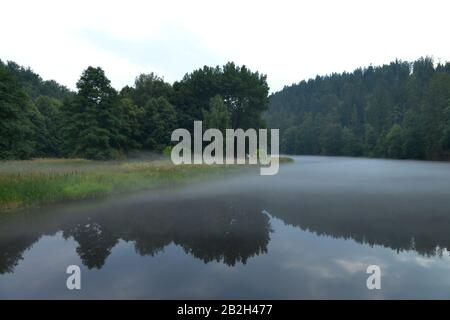 Nebel, Saale, Naturpark Thueringer Schiefergebirge/Obere Saale, Thuringe, Allemagne Banque D'Images