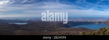 Vue panoramique sur les lacs d'Albano et de Nemi à quelques kilomètres de la ville de Rome, en Italie. Banque D'Images