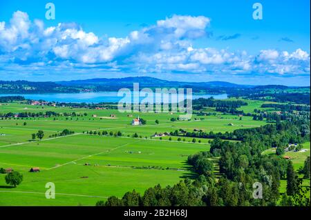 Forggensee - lac près de Fuessen dans de beaux paysages de montagne d'Allgaeu, Bavière, Allemagne Banque D'Images