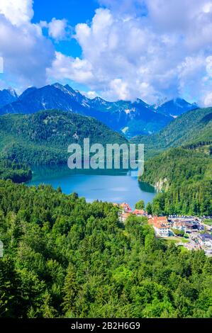 Alpsee à neuschwanstein et château de hohenschwangau - lac près de Fuessen dans de beaux paysages de montagne d'Allgaeu, Bavière, Allemagne Banque D'Images