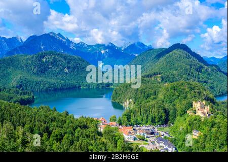 Alpsee et Schwansee à neuschwanstein et château de hohenschwangau - lac près de Fuessen dans de beaux paysages de montagne d'Allgaeu, Bavière, Allemagne Banque D'Images