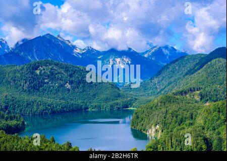 Alpsee à neuschwanstein et château de hohenschwangau - lac près de Fuessen dans de beaux paysages de montagne d'Allgaeu, Bavière, Allemagne Banque D'Images