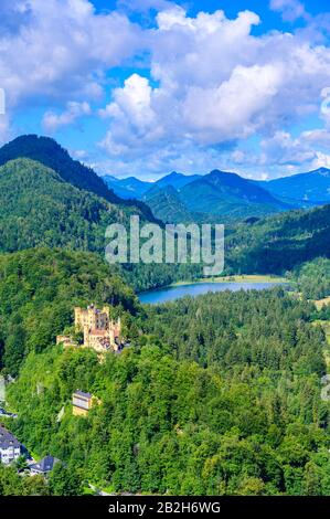 Schwansee à neuschwanstein et château de hohenschwangau - lac près de Fuessen dans de beaux paysages de montagne d'Allgaeu, Bavière, Allemagne Banque D'Images