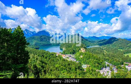 Alpsee et Schwansee à neuschwanstein et château de hohenschwangau - lac près de Fuessen dans de beaux paysages de montagne d'Allgaeu, Bavière, Allemagne Banque D'Images