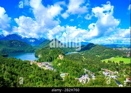 Alpsee et Schwansee à neuschwanstein et château de hohenschwangau - lac près de Fuessen dans de beaux paysages de montagne d'Allgaeu, Bavière, Allemagne Banque D'Images