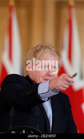 Le premier ministre Boris Johnson parle au cours d'une conférence de presse, au 10 Downing Street, à Londres, du plan d'action du gouvernement sur le coronavirus. Photo PA. Date De L'Image: Mardi 3 Mars 2020. Voir l'histoire de PA SANTÉ Coronavirus. Crédit photo devrait lire: Frank Augstein/PA Fil Banque D'Images