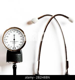 Le tonomètre noir se trouve sur un fond blanc. Vue de dessus. Close-up Banque D'Images