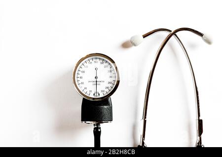 Le tonomètre noir se trouve sur un fond blanc. Vue de dessus. Close-up Banque D'Images